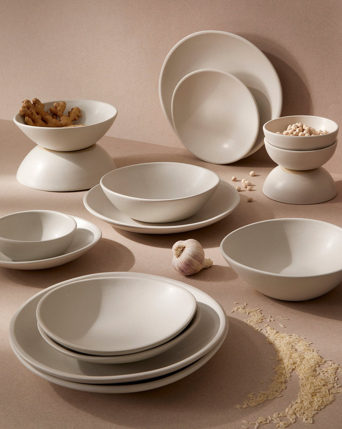 handmade, artisan made, matte white, matte finish, plate, dinner plate, pasta plate, salad plate, assiette à diner, assiette à pate, salad plate, blanc mat, artisan made fait à la main, arisanal, intemporel, design, dadasi, gharyan stoneware, ethically made, ethique, fair trade, commerce équitable, dinnerset, dinnerware set, set de table, ensemble de vaisselle, assiette à dessert, bol, bowl, cereal bowl, bol pour céréale, famille, diner, family dinner