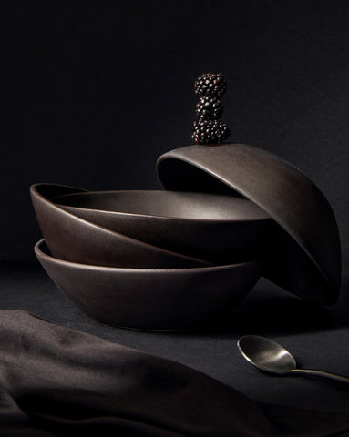 handmade, artisan made, matte black, matte finish, plate, dessert plate, assiette à dessert, noir mat, artisan made fait à la main, arisanal, intemporel, design, dadasi, gharyan stoneware, ethically made, ethique, fair trade, commerce équitable, soup bowl, bol à soupe, poke bowl