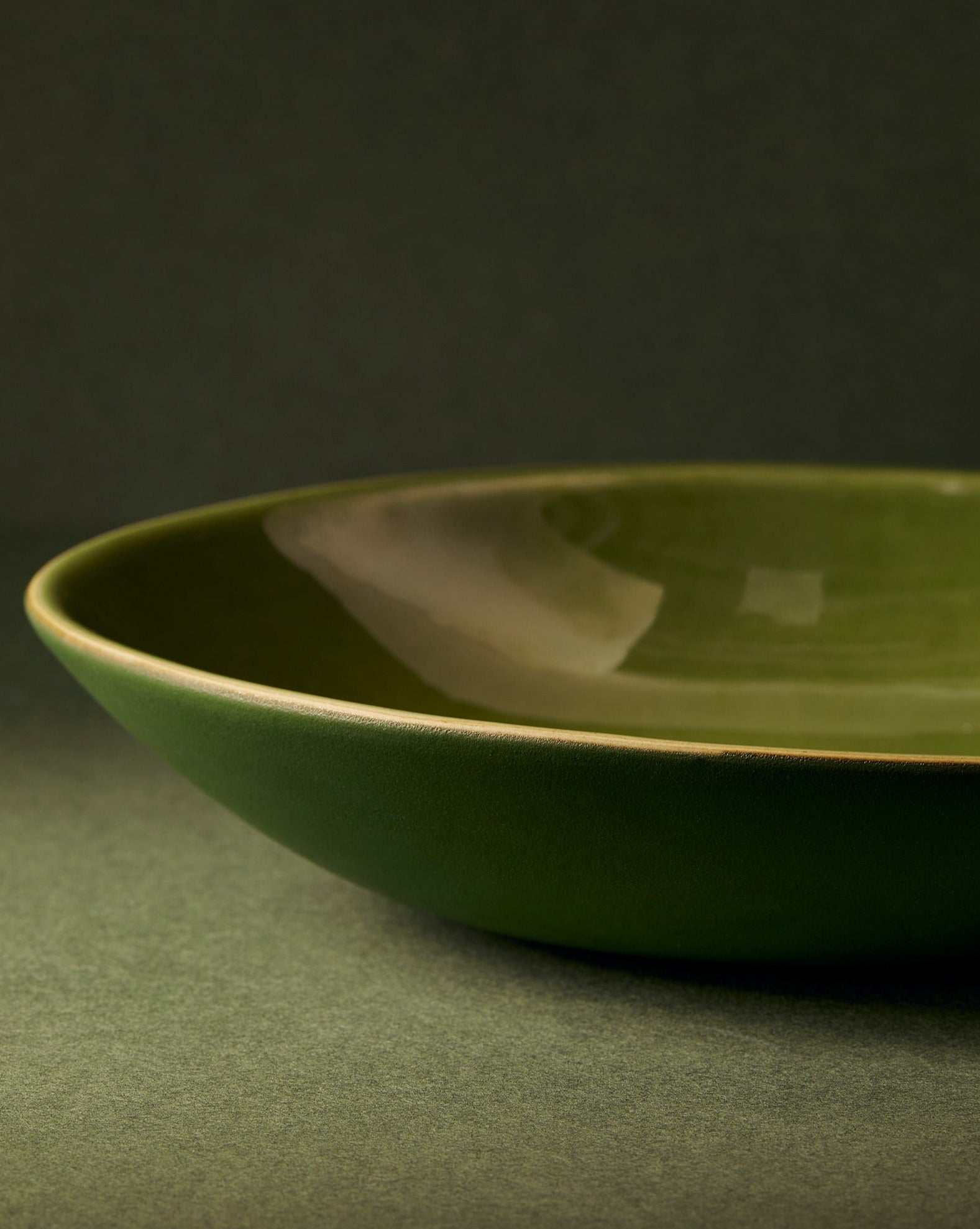 handmade, artisan made, matte green/glazed green, matte finish, plate, dinner plate, pasta plate, salad plate, assiette à diner, assiette à pate, salad plate, vert mat/vert brillant, artisan made fait à la main, arisanal, intemporel, design, dadasi, gharyan stoneware, ethically made, ethique, fair trade, commerce équitable