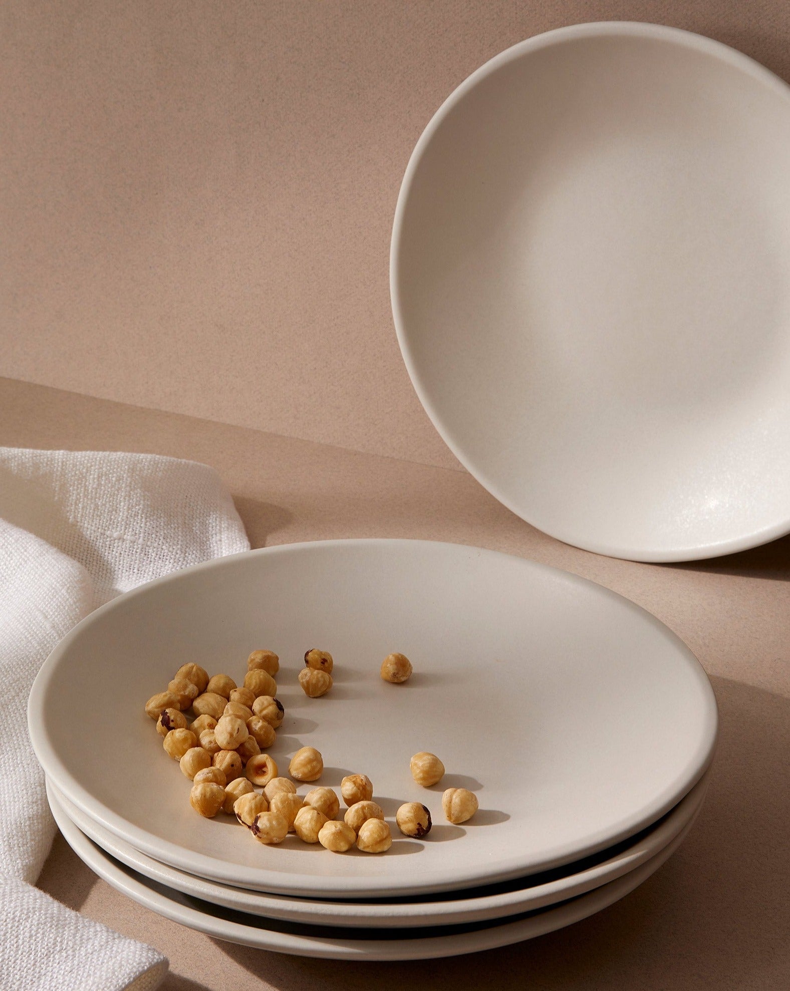 handmade, artisan made, matte white, matte finish, plate, dinner plate, assiette à diner, blanc mat, artisan made, fait à la main, arisanal, intemporel, design, dadasi, gharyan stoneware, ethically made, ethique, fair trade, commerce équitable