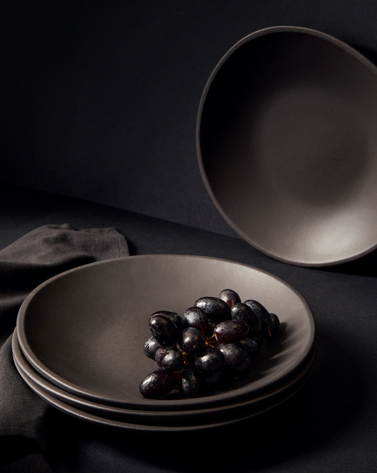 handmade, artisan made, matte black, matte finish, plate, dinner plate, assiette à diner, noir mat, artisan made fait à la main, arisanal, intemporel, design, dadasi, gharyan stoneware, ethically made, ethique, fair trade, commerce équitable