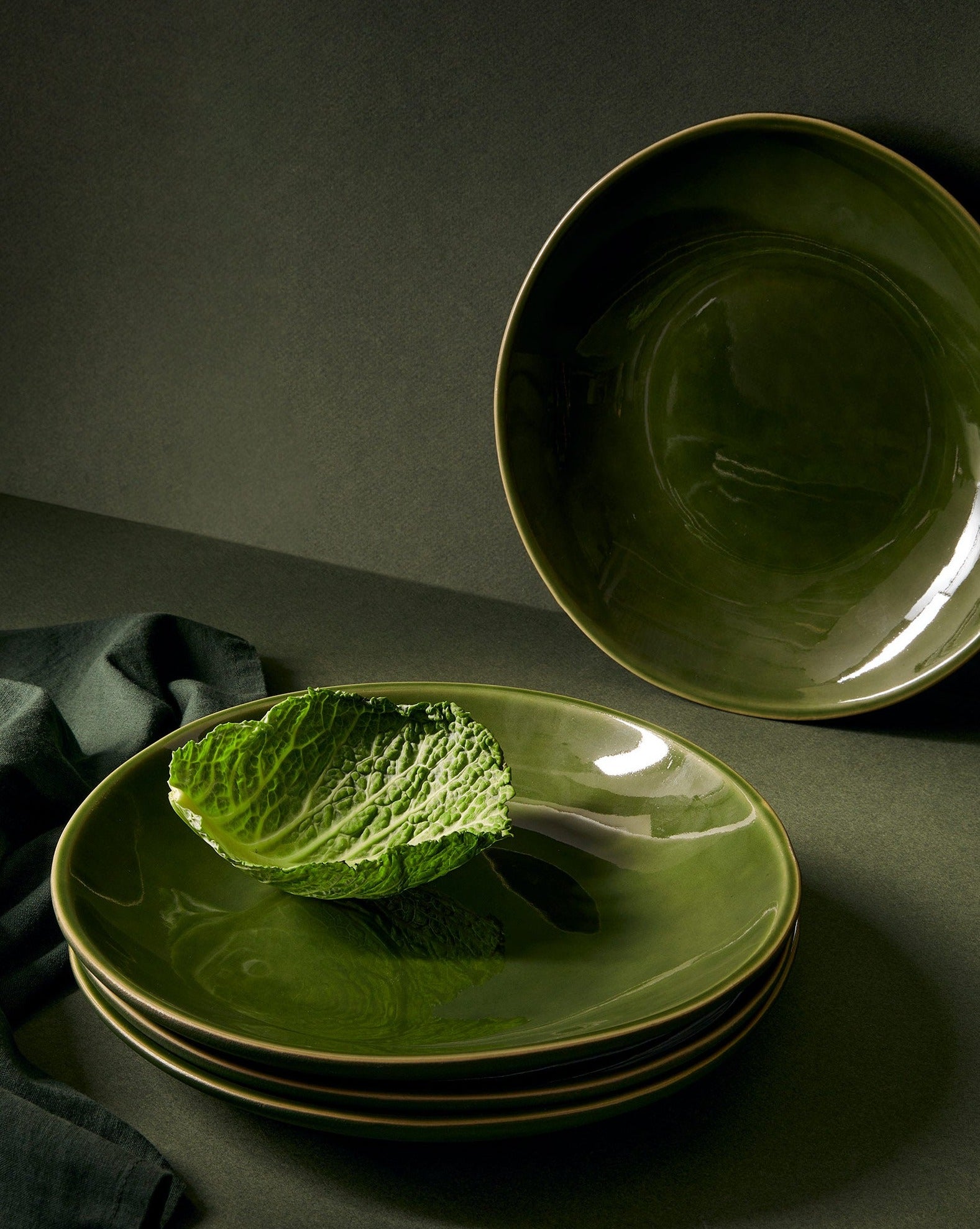 handmade, artisan made, mattegreen/ glazed green, matte finish, plate, dinner plate, assiette à diner, vert mat/ vert brillant, artisan made, fait à la main, arisanal, intemporel, design, dadasi, gharyan stoneware, ethically made, ethique, fair trade, commerce équitable