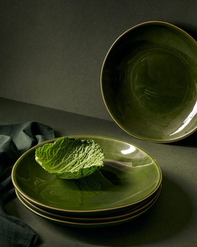 handmade, artisan made, mattegreen/ glazed green, matte finish, plate, dinner plate, assiette à diner, vert mat/ vert brillant, artisan made, fait à la main, arisanal, intemporel, design, dadasi, gharyan stoneware, ethically made, ethique, fair trade, commerce équitable