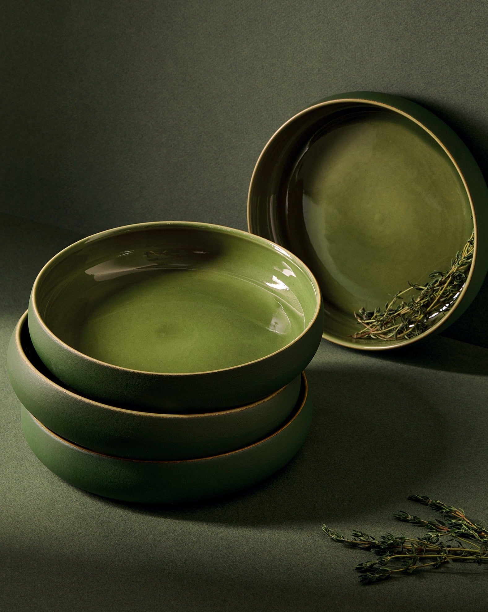 handmade, artisan made, matte green/glazed green, matte finish, plate, dinner plate, pasta plate, salad plate, assiette à diner, assiette à pate, salad plate, vert mat/vert brillant, artisan made fait à la main, arisanal, intemporel, design, EDAN, gharyan stoneware, ethically made, ethique, fair trade, commerce équitable, dinnerware, service de vaisselle, dinner set, dinnerware set, le gourmand, ensemble de vaissellelle