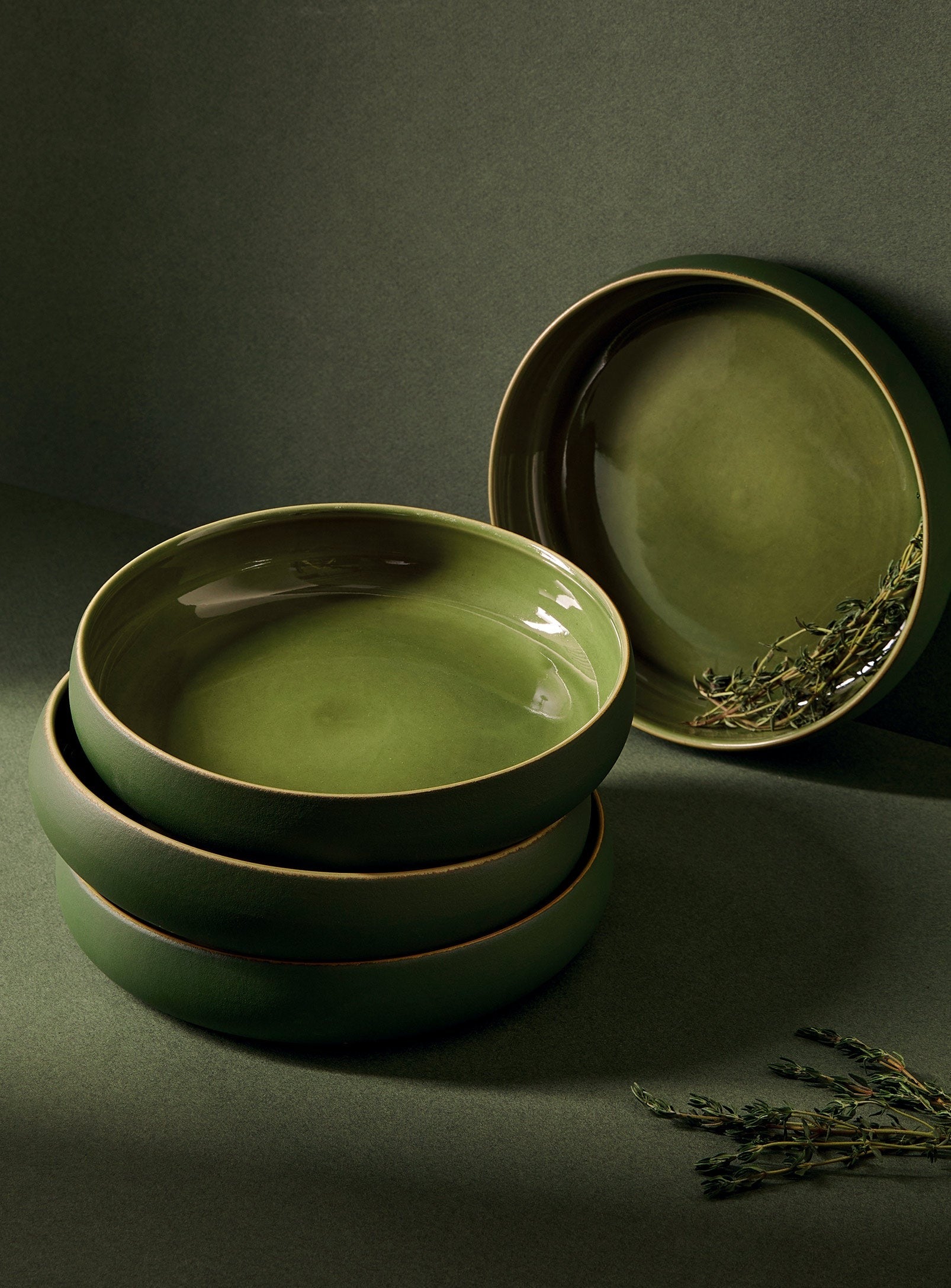 handmade, artisan made, matte green/glazed green, matte finish, plate, dinner plate, pasta plate, salad plate, assiette à diner, assiette à pate, salad plate, vert mat/vert brillant, artisan made fait à la main, arisanal, intemporel, design, EDAN, gharyan stoneware, ethically made, ethique, fair trade, commerce équitable