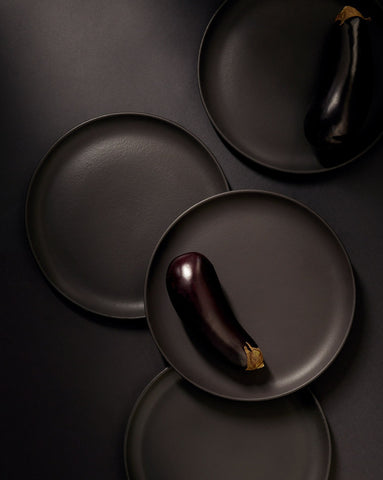 handmade, artisan made, matte black, matte finish, plate, dinner plate, flat plate, assiette plate, assiette à diner, noir mat, artisan made fait à la main, arisanal, intemporel, design, EDAN, gharyan stoneware, ethically made, ethique, fair trade, commerce équitable, dinnerware, service de vaisselle, dinner setdinnerware set, le gourmand, ensemble de vaisselle