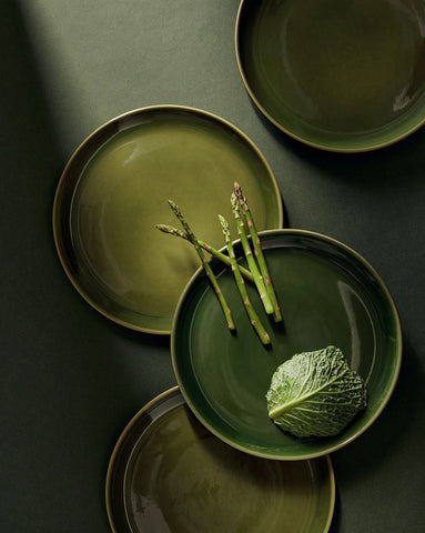 handmade, artisan made, matte green/glazed green, matte finish, plate, dinner plate, flat plate, assiette plate, assiette à diner, vert mat/vert brillant, artisan made fait à la main, arisanal, intemporel, design, EDAN, gharyan stoneware, ethically made, ethique, fair trade, commerce équitable