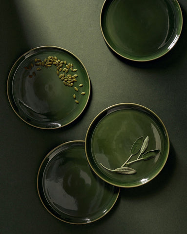 handmade, artisan made, matte green/glazed green, matte finish, plate, dinner plate, flat plate, assiette plate, assiette à diner, vert mat/vert brillant, artisan made fait à la main, arisanal, intemporel, design, EDAN, gharyan stoneware, ethically made, ethique, fair trade, commerce équitable, dinnerware, service de vaisselle, dinner set, dinnerware set, le gourmand, ensemble de vaissellelle