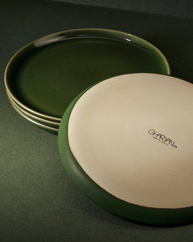 handmade, artisan made, matte green/glazed green, matte finish, plate, dinner plate, flat plate, assiette plate, assiette à diner, vert mat/vert brillant, artisan made fait à la main, arisanal, intemporel, design, EDAN, gharyan stoneware, ethically made, ethique, fair trade, commerce équitable