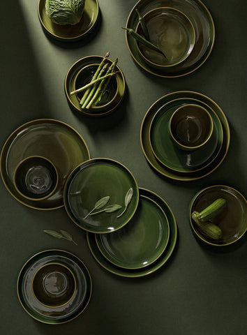 handmade, artisan made, matte green/glazed green, matte finish, plate, dinner plate, flat plate, assiette plate, assiette à diner, vert mat/vert brillant, artisan made fait à la main, arisanal, intemporel, design, le gourmand, gharyan stoneware, ethically made, ethique, fair trade, commerce équitable, dinnerware, service de vaisselle, dinner setdinnerware set, le gourmand, ensemble de vaisselle