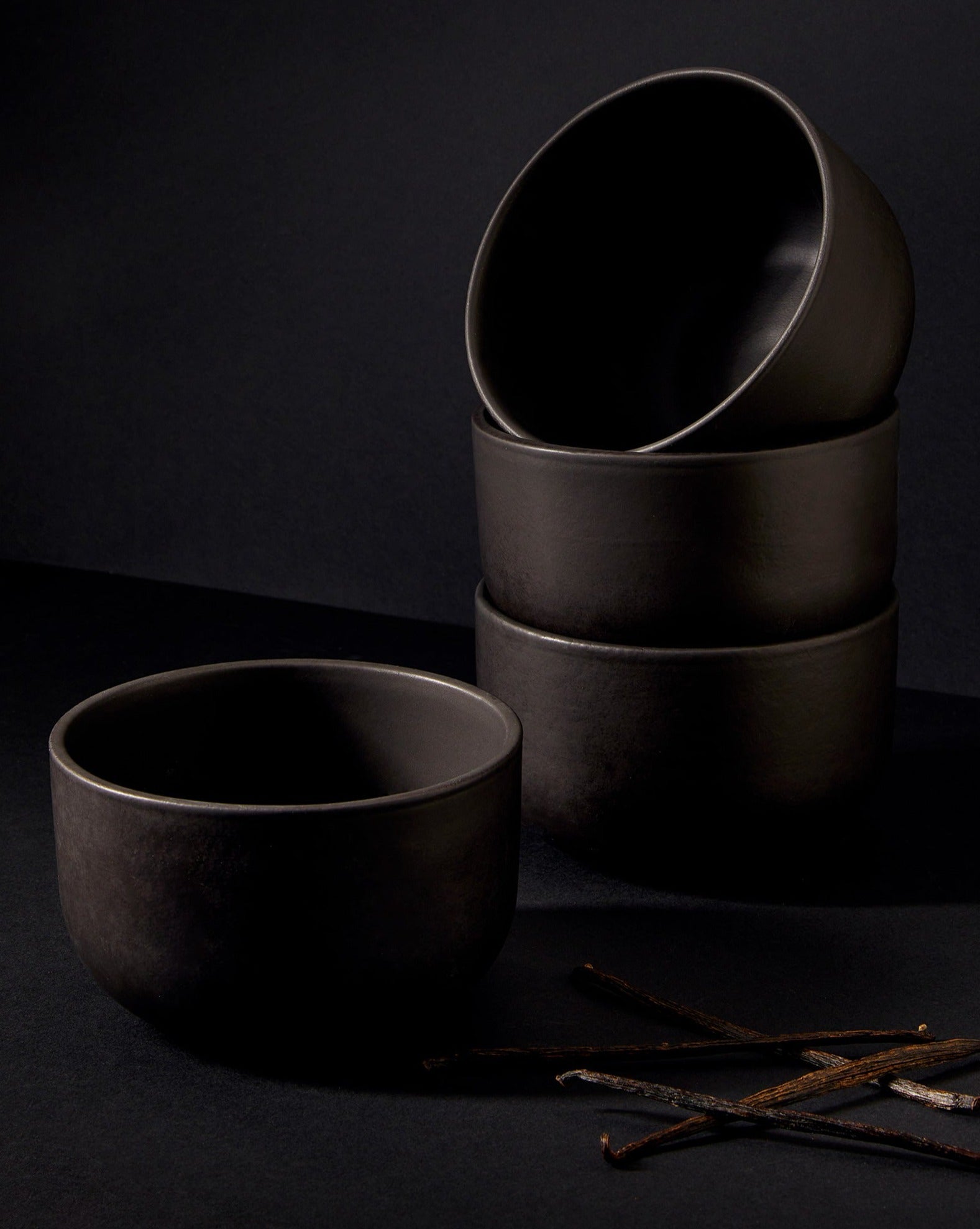 handmade, artisan made, matte black, matte finish, bowl, dinner bowl, soup bowl, bol à diner, bol à soupe, salad bowl, noir mat, artisan made, fait à la main, arisanal, intemporel, design, youlha, gharyan stoneware, ethically made, ethique, fair trade, commerce équitable