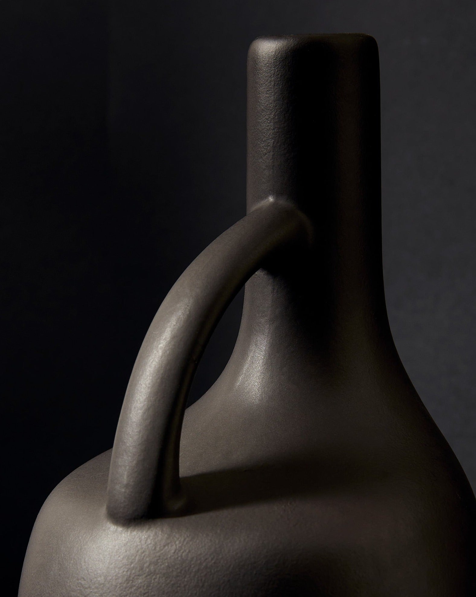 handmade, artisan made, olive oil bottle, olive oil, containers, olive oil dispenser, vinegar dispenser, matte black, matte finish, serveware, drinkware, bouteille d'huile d'olive, bouteille, contenant pour huile et syrop d'érable, noir mat, artisan made, fait à la main, arisanal,  intemporel, design, canard, gharyan stoneware, ethically made, ethique, fair trade, commerce équitable