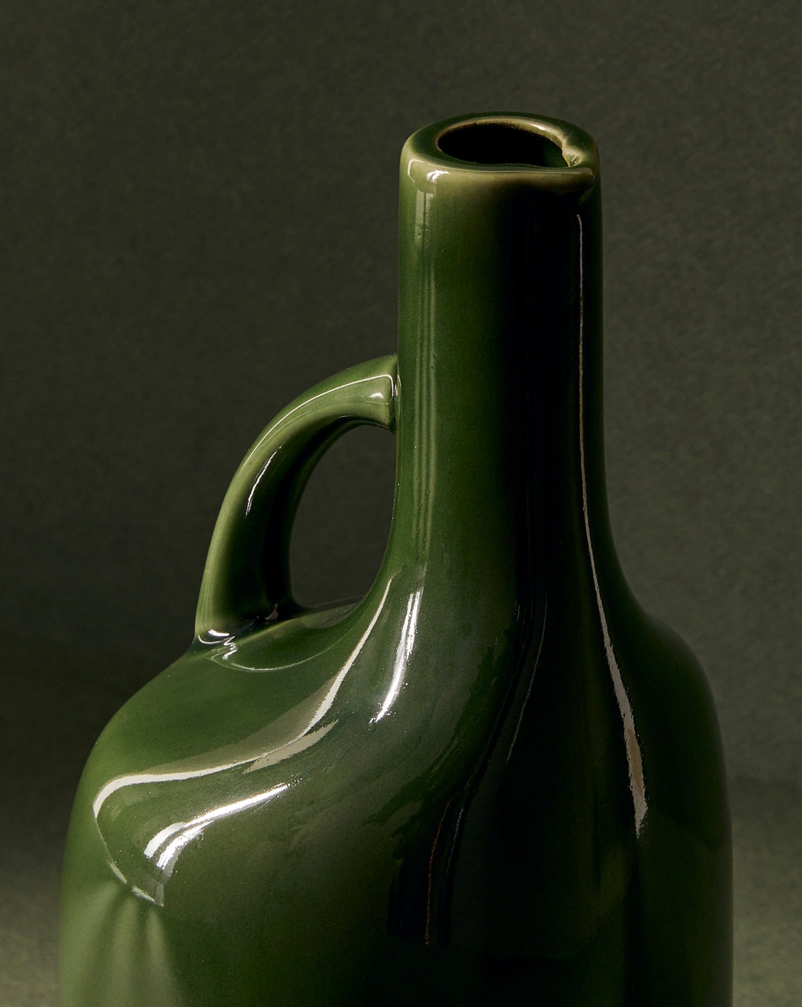 handmade, artisan made, olive oil bottle, olive oil, containers, olive oil dispenser, vinegar dispenser, glazed green, matte finish, serveware, drinkware, bouteille d'huile d'olive, bouteille, contenant pour huile et syrop d'érable, vert brillant, artisan made, fait à la main, arisanal,  intemporel, design, canard, gharyan stoneware, ethically made, ethique, fair trade, commerce équitable