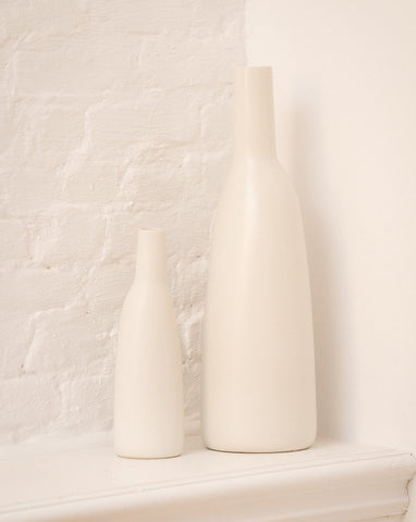 handmade, artisan made, jug, matte white, pitcher, bottle, blanc mat, matte finish, serveware, drinkware, pichet, bouteille, carafe, blanc mat, artisan made fait à la main, arisanal,  intemporel, design, dadasi, gharyan stoneware