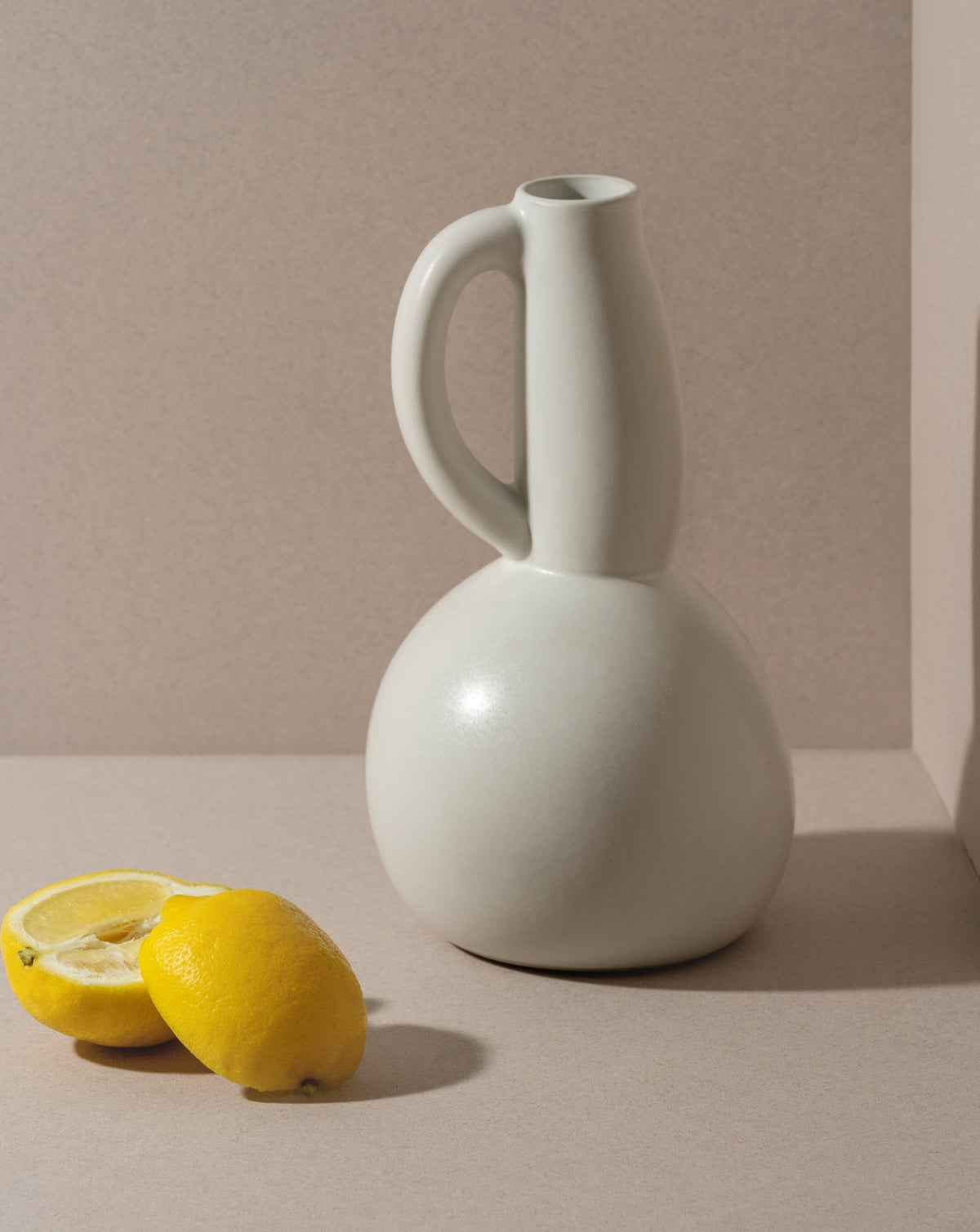 handmade, artisan made, jug, pitcher, bottle, blanc mat, matte finish, serveware, drinkware, pichet, bouteille, carafe, blanc mat, artisan made fait à la main, arisanal,  intemporel, design, gharyan stoneware, ethically made, ethique, fair trade, commerce équitable