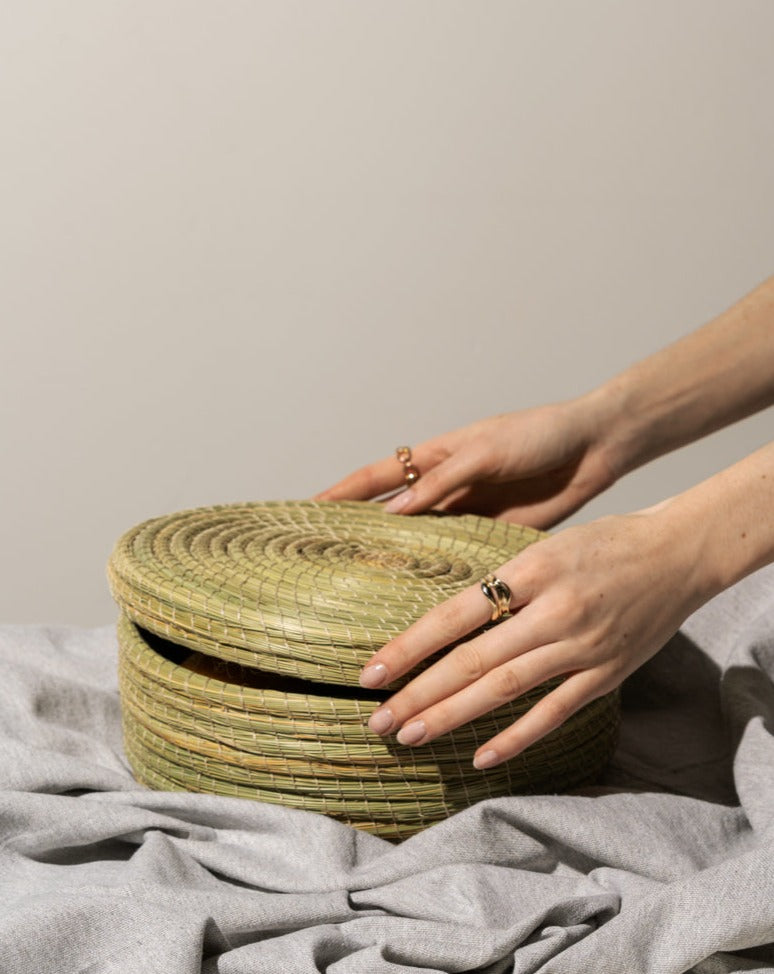 HANDMADE, BASKET WITH COVER, STORAGE BASKET, WICKER BASKET, FRUIT BASKET, TOWELS BASKET, PANIER EN OSIER, COUFFIN, PANIER À PAIN, PANIER À RANGEMENT, gharyan stoneware, ethically made, ethique, fair trade, commerce équitable