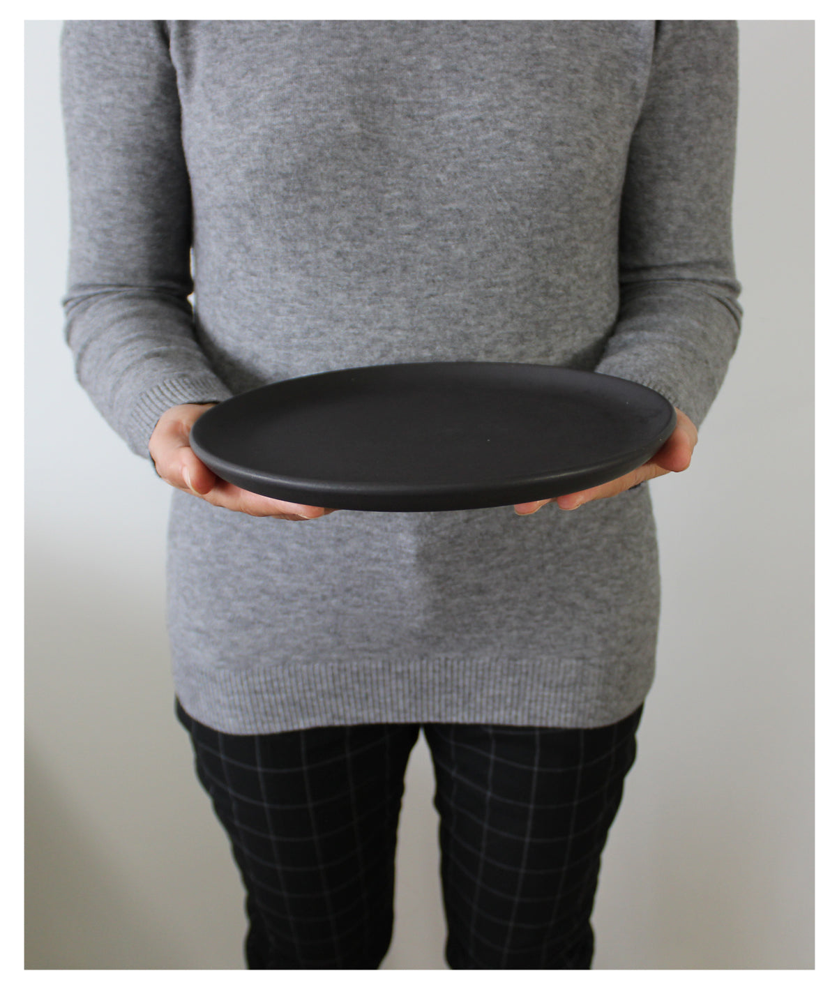 handmade, artisan made, matte black, matte finish, plate, dinner plate, flat plate, assiette plate, assiette à diner, noir mat, artisan made fait à la main, arisanal, intemporel, design, EDAN, gharyan stoneware, ethically made, ethique, fair trade, commerce équitable