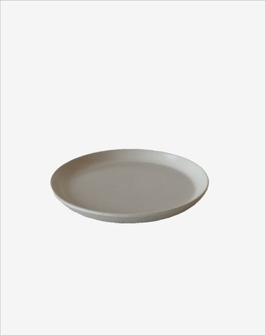 handmade, artisan made,  ivory, matte finish, plate, dinner plate, flat plate, assiette plate, assiette à diner, ivoire, artisan made fait à la main, arisanal, intemporel, design, EpA, gharyan stoneware, ethically made, ethique, fair trade, commerce équitable