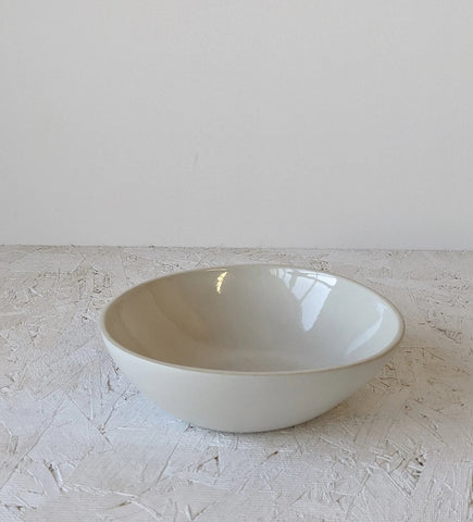 handmade, artisan made, matte white/ glazed white, matte finish, plate, dessert plate, assiette à dessert, bicolor, blanc mat/ blanc brillant,, artisan made, fait à la main, arisanal, intemporel, design, dadasi, gharyan stoneware, ethically made, ethique, fair trade, commerce équitable, soup bowl, bol à soupe, poke bowl